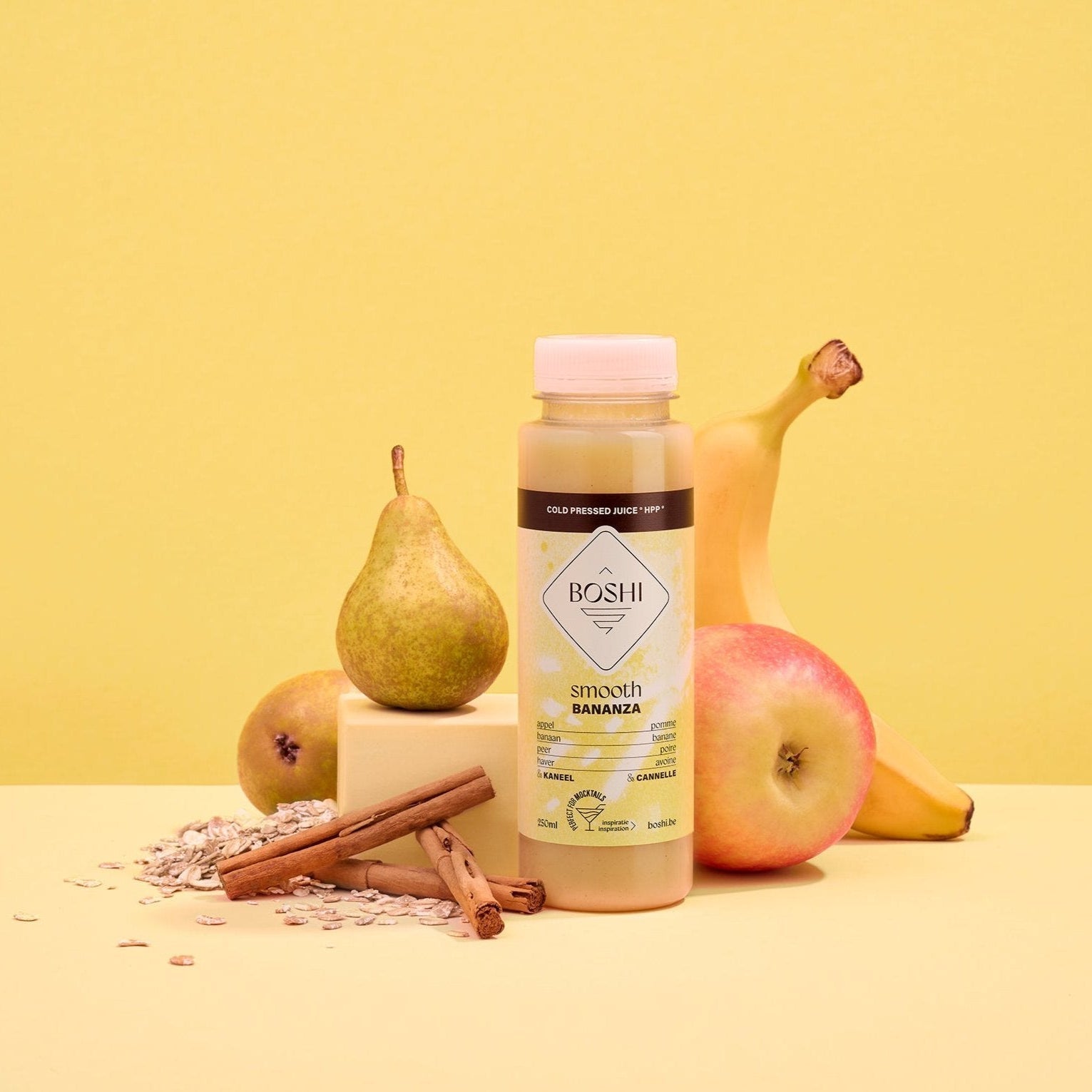 Flesje Boshi Bananza naast vers fruit voor een zelfgemaakte smoothie