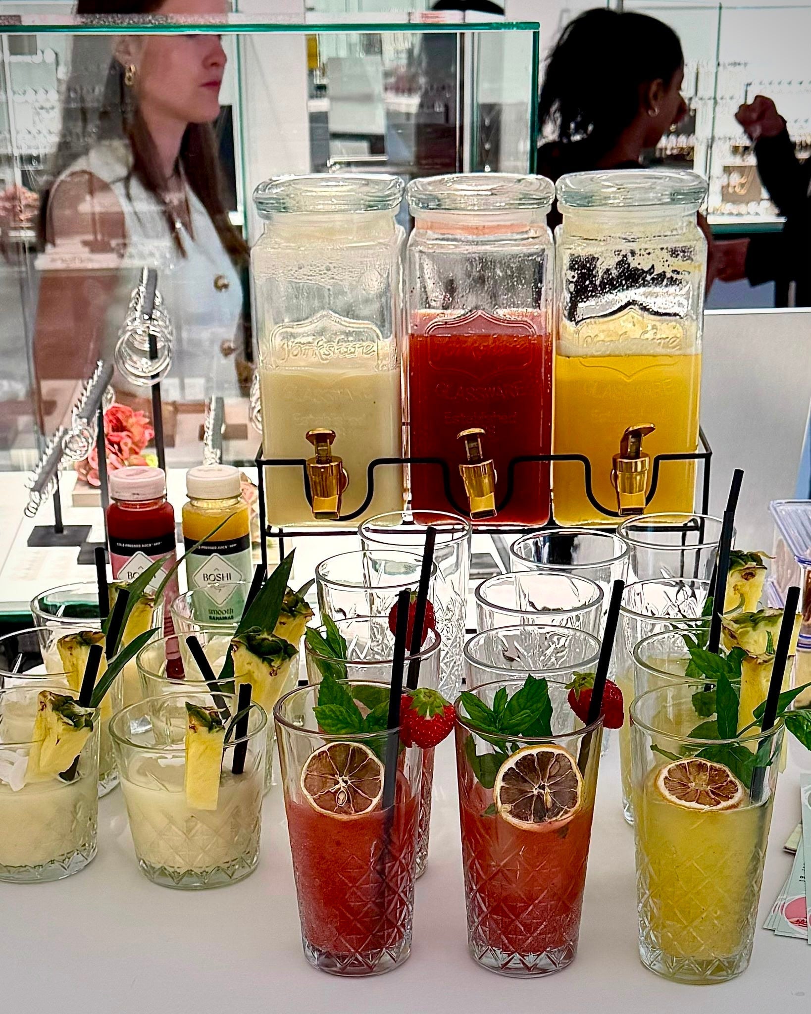 Feestelijke alcoholvrije mocktails van Boshi op een feest