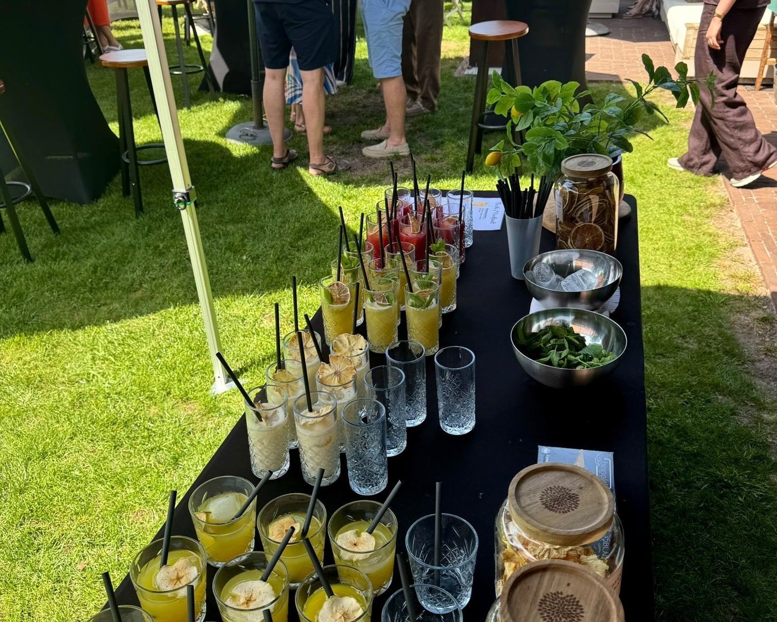 Boshi mocktails op een tuinfeest na een sportieve teambuilding