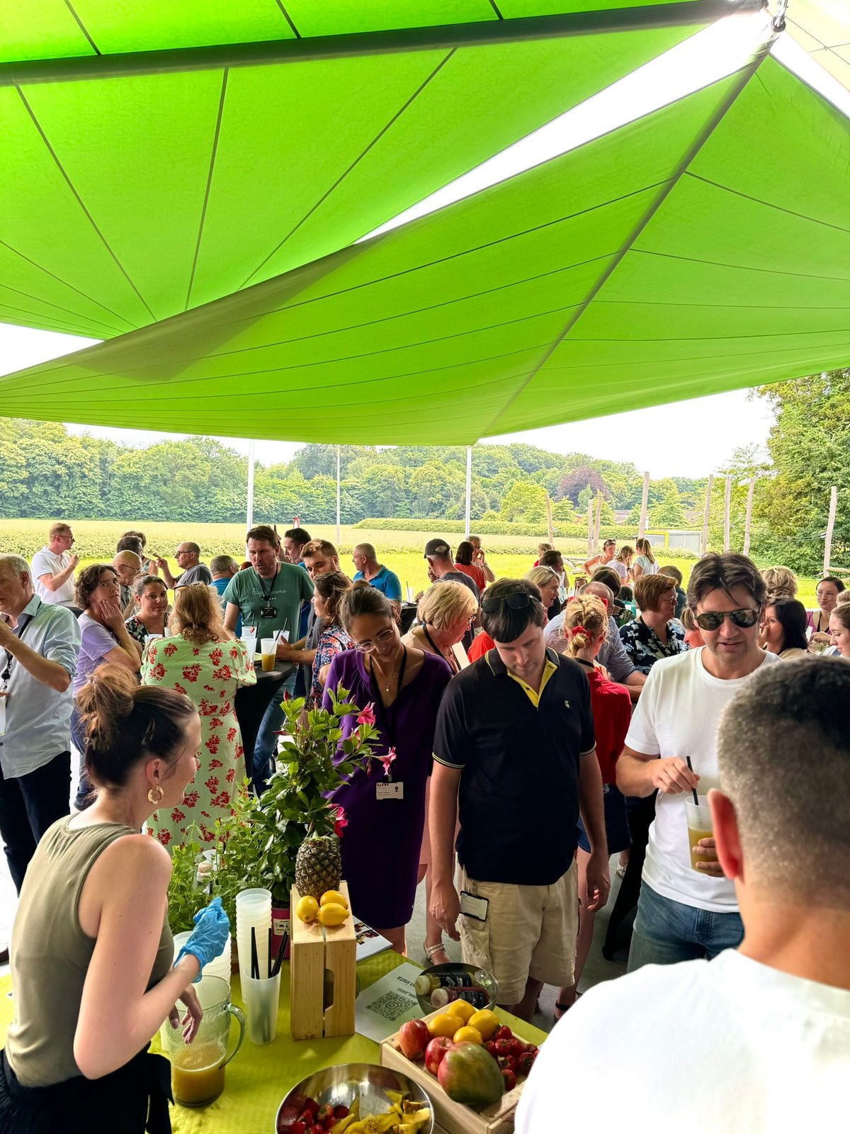 Mocktailbar op een personeelsfeest met 400 gasten, met vers fruit op de toog