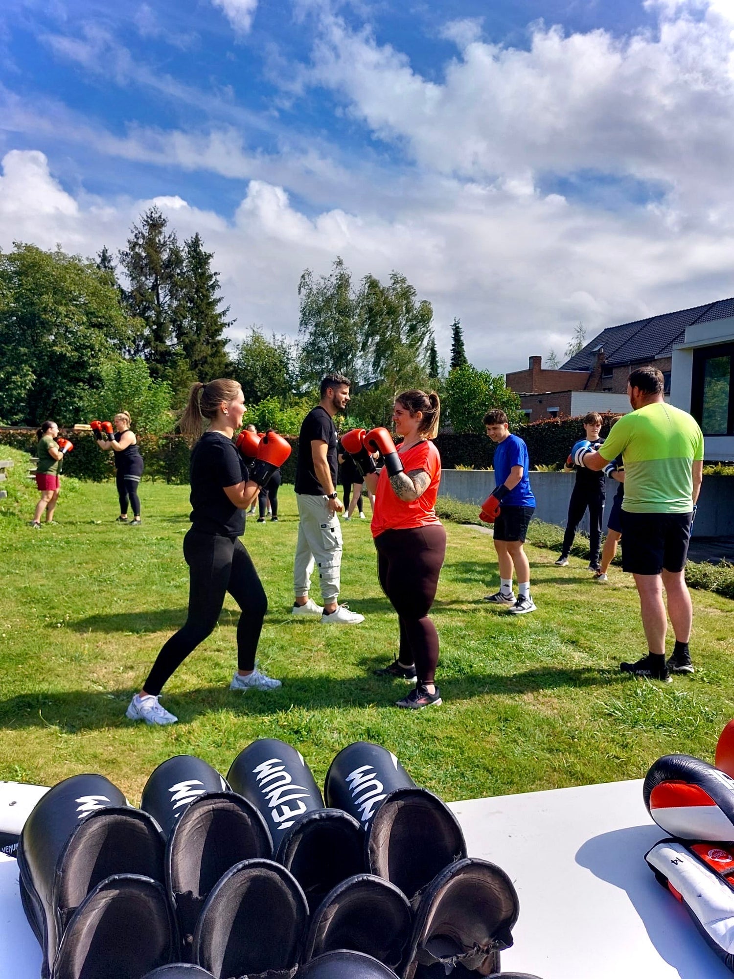 Sportieve teambuilding met bootcamp, circuit, beachvolley en boksen voor bedrijven
