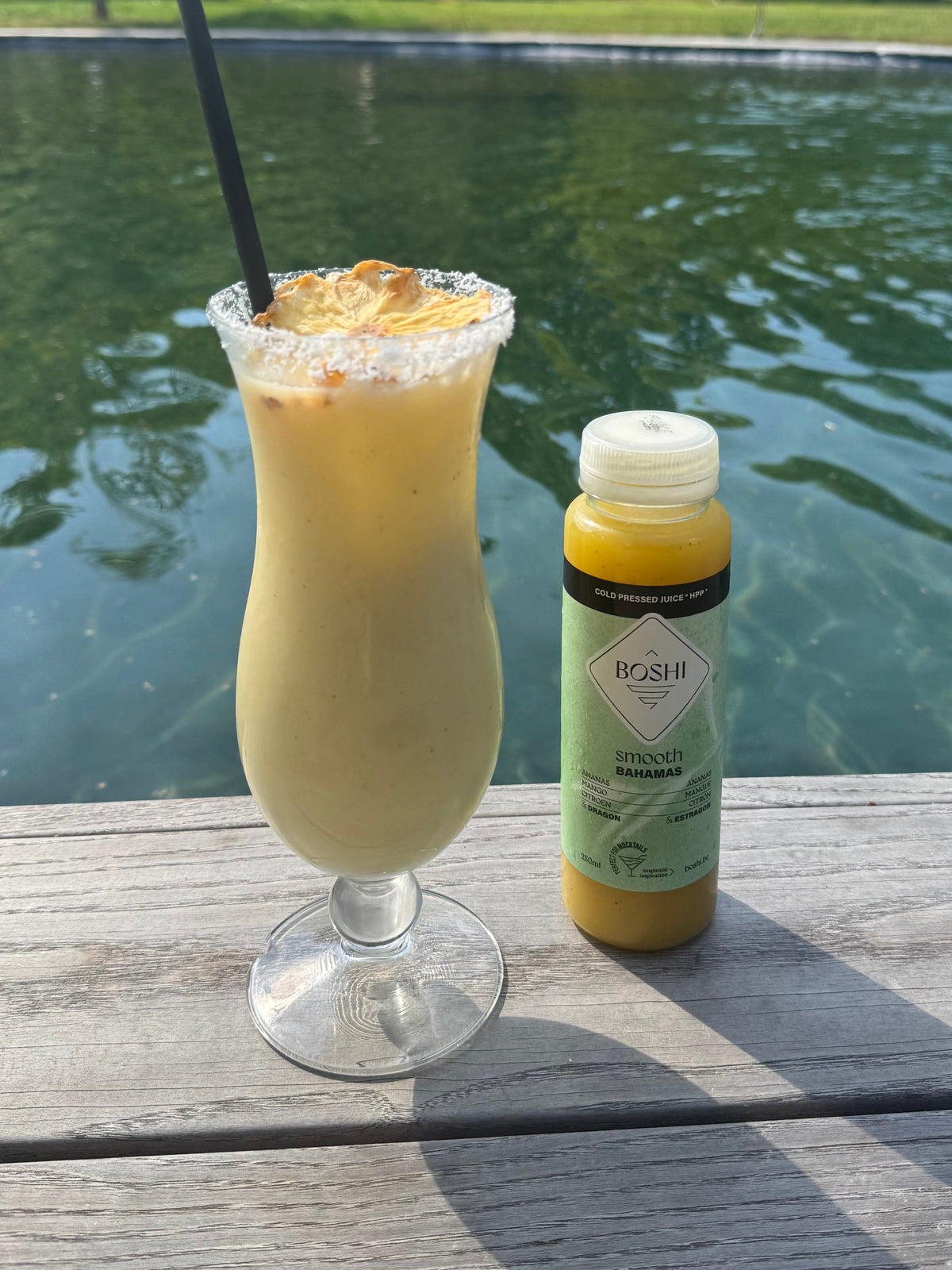 Alcoholvrije piña colada gemaakt met Boshi Bahamas, naast een flesje Bahamas