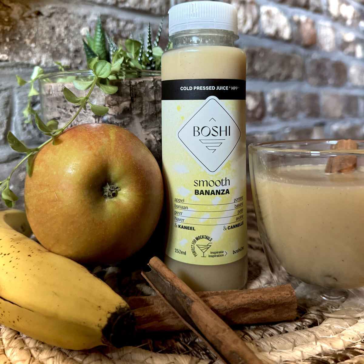 Flesje Boshi Bananza met appel, banaan, kaneelstokjes en een glas smoothie