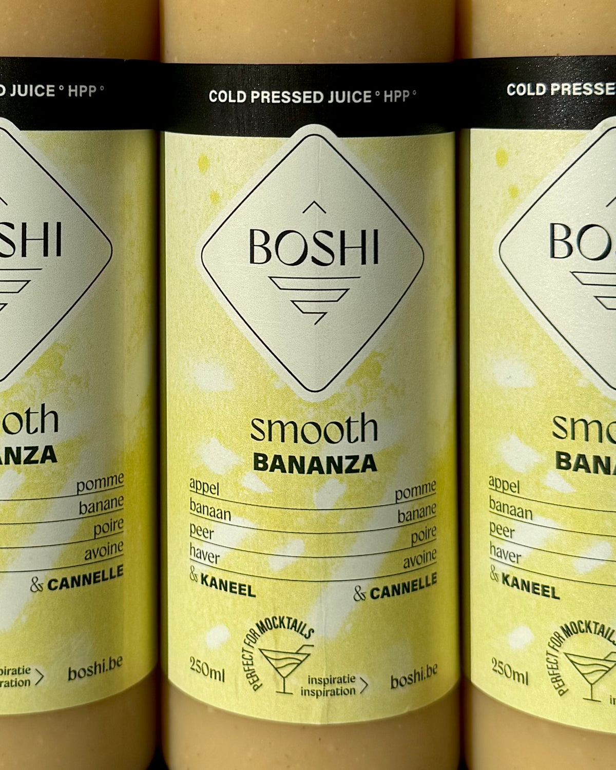 Close-up van het etiket van Boshi Bananza met appel, banaan, peer, haver en kaneel