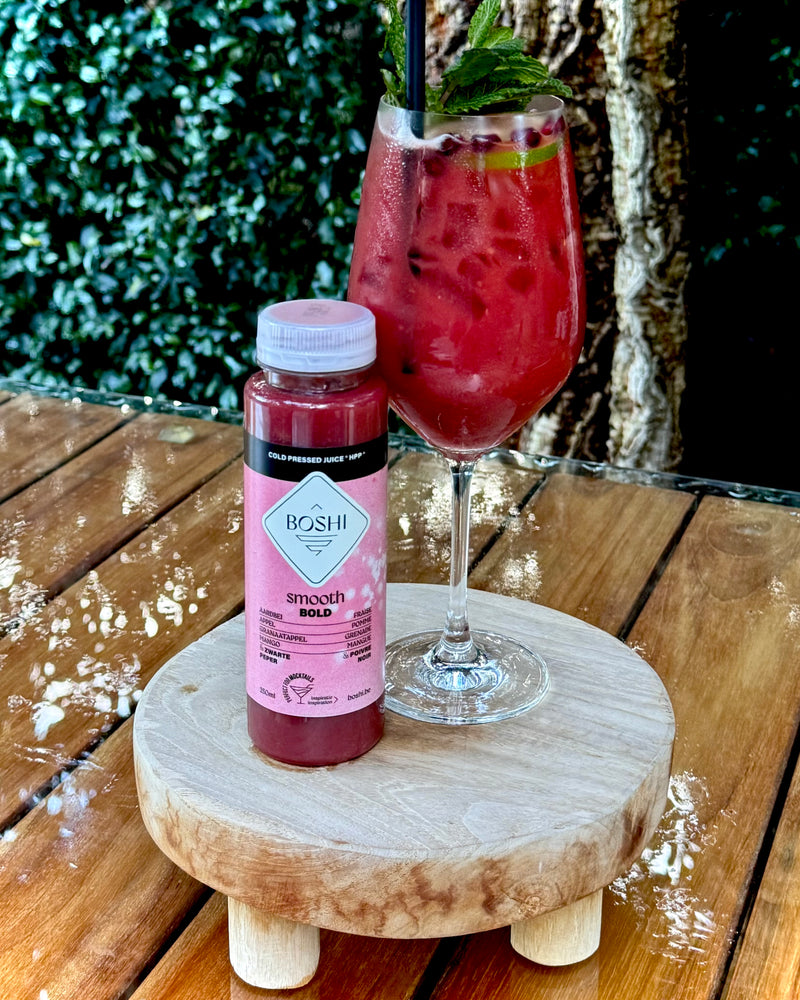 Boshi Bold naast een verse mocktail met munt