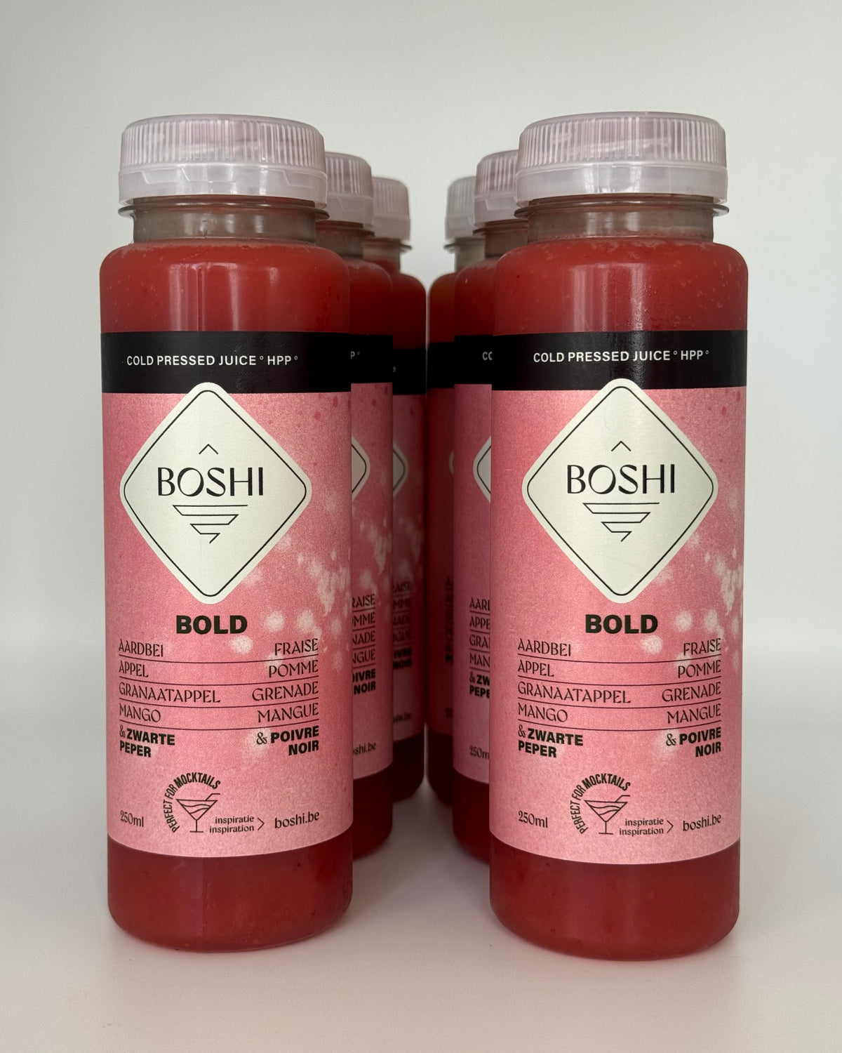 Zes flesjes Boshi Bold van 250 ml, koudgeperst sap met aardbei en granaatappel