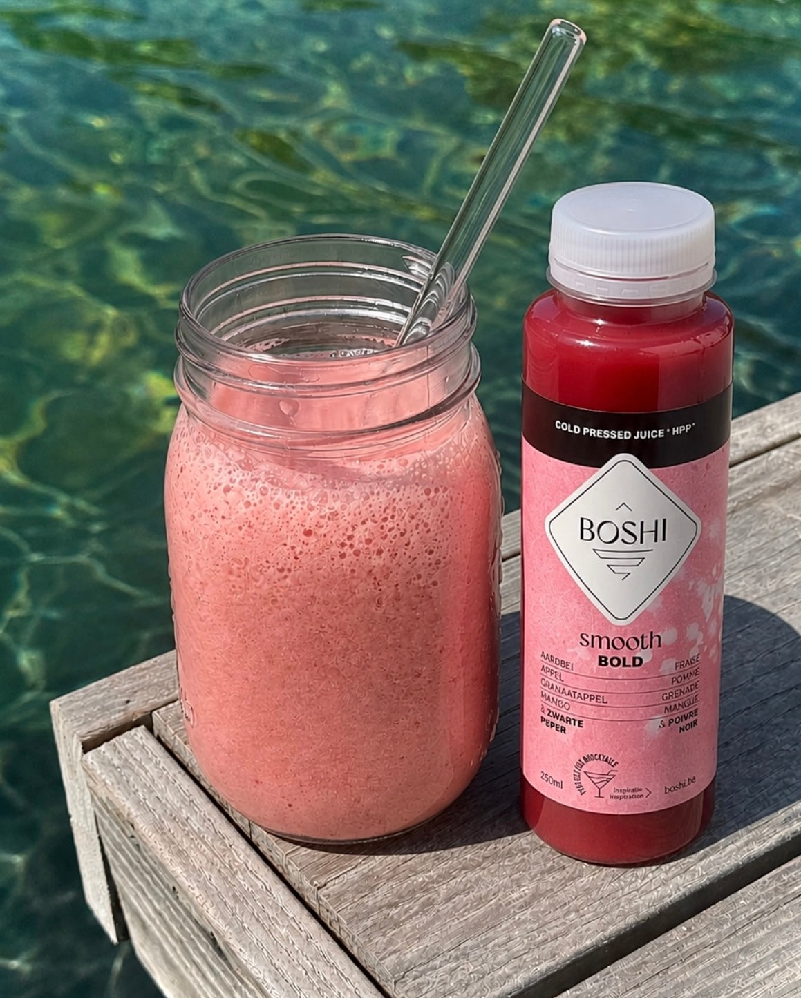 Roze shake gemaakt met Boshi Bold, naast een flesje Bold