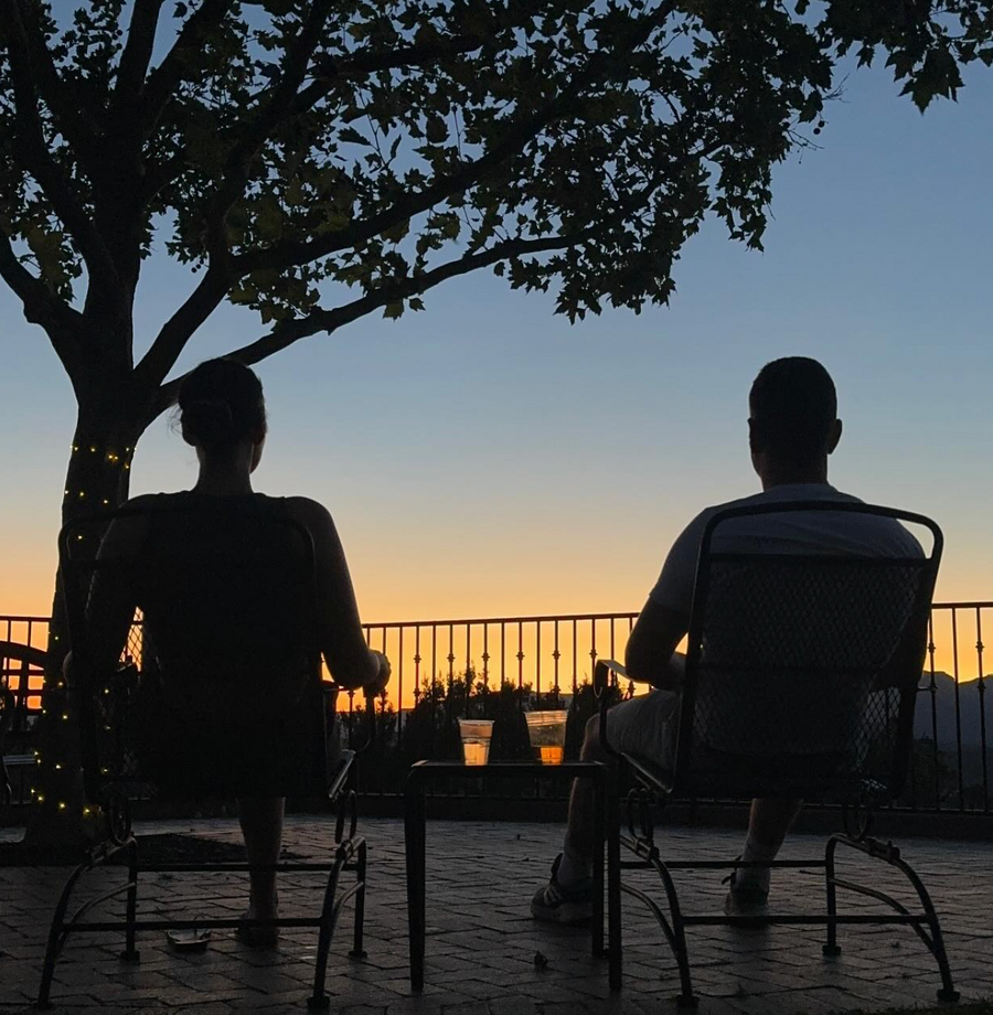 Elien en Karel samen bij zonsondergang